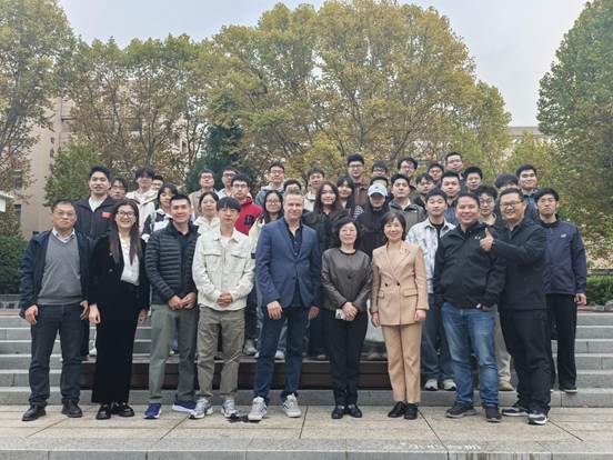 0b239333289eeb073e9381c98736e53d