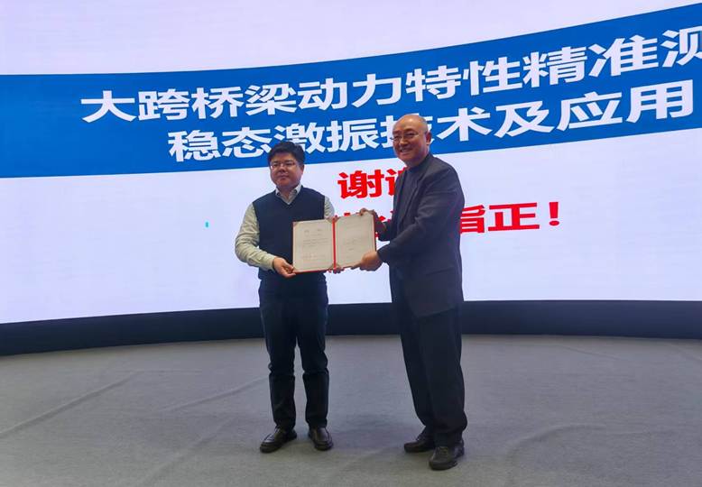 男人站在一起 AI 生成的内容可能不正确。